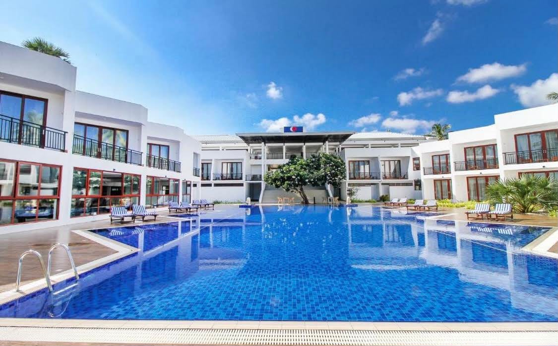 Daytime view of the resort swimming pool – kitesurfing accommodation in Kalpitiya